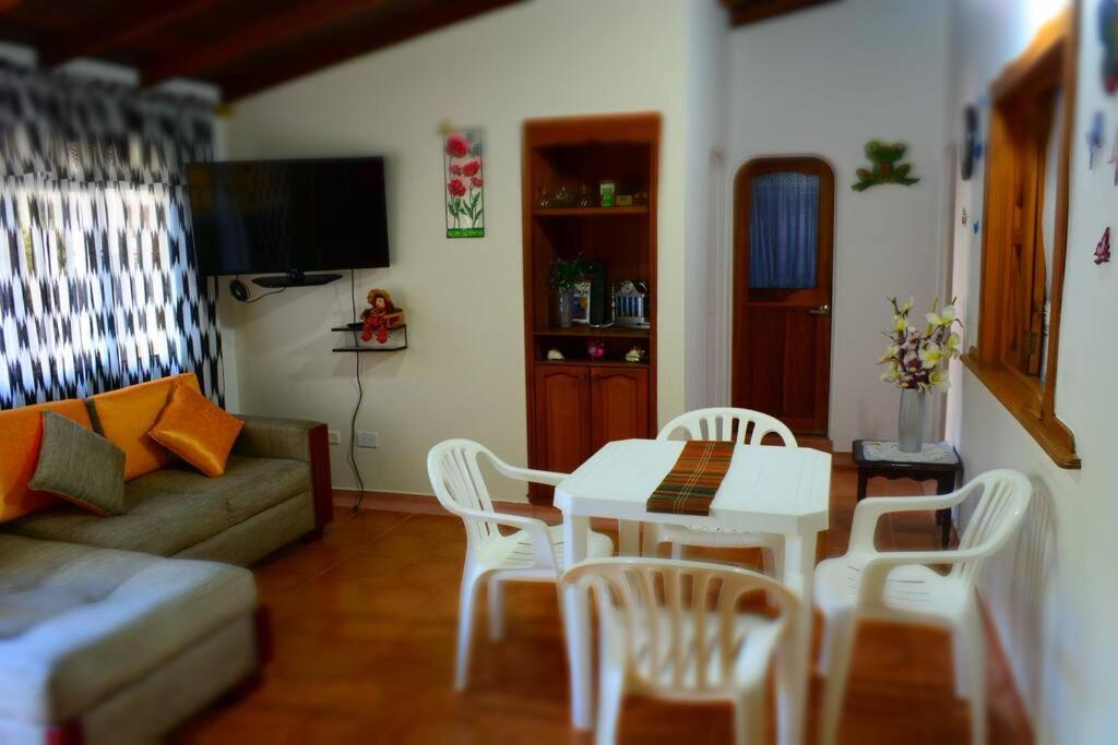 Casa Familiar Y Agradable, Parqueadero Y Bbq *